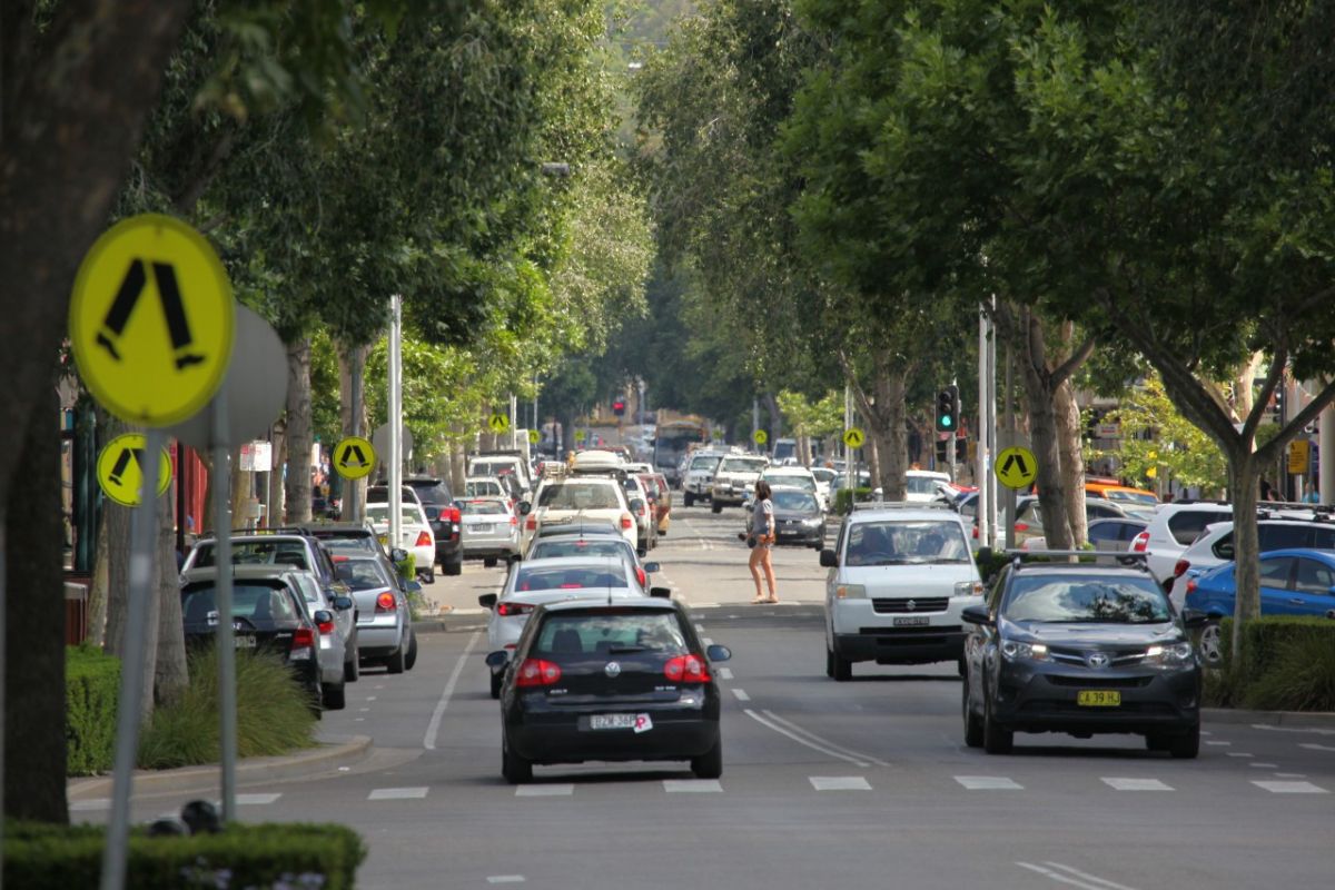 Traffic down Baylis Street, Wagga Wagga