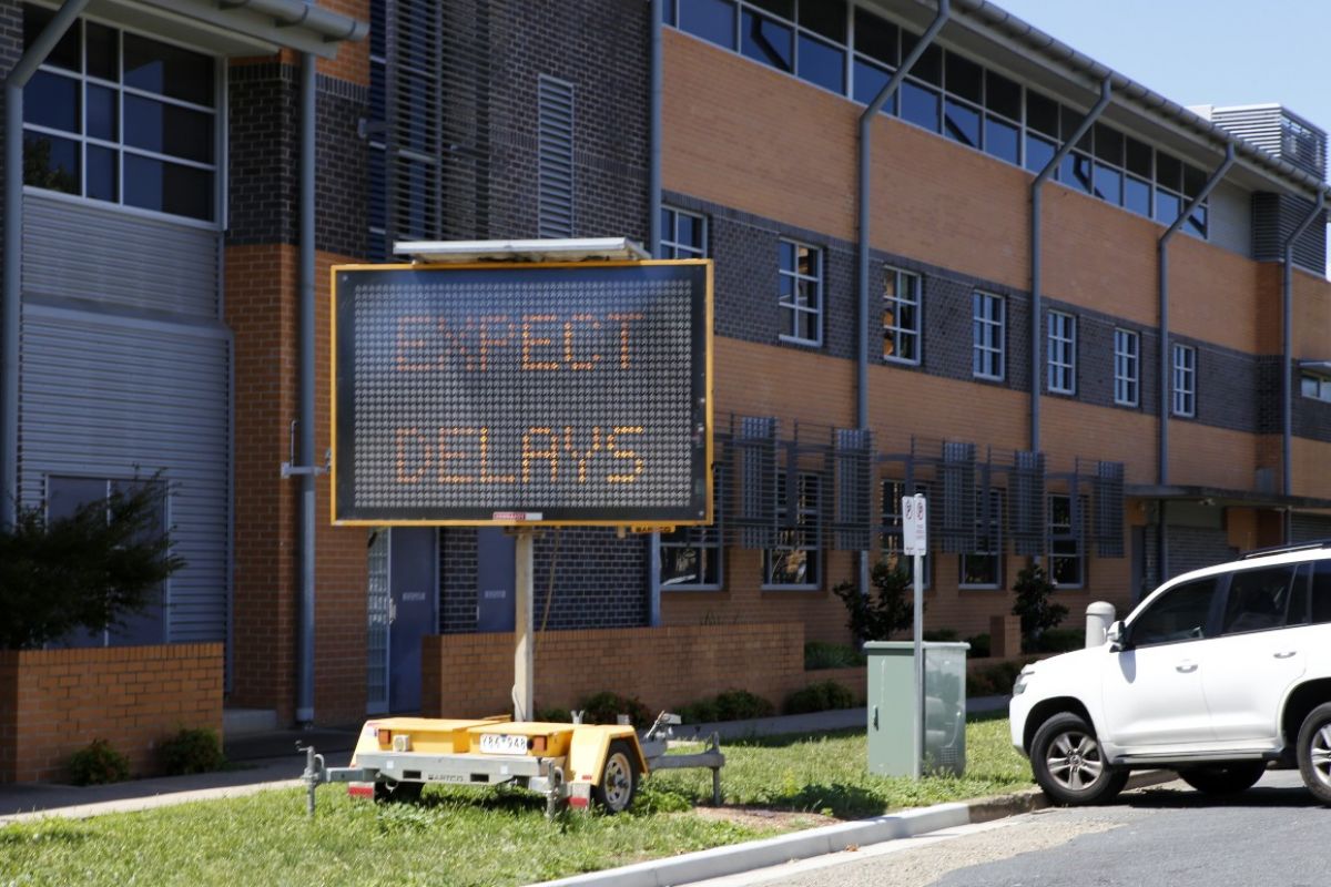VMS board message to expect delays, next to street