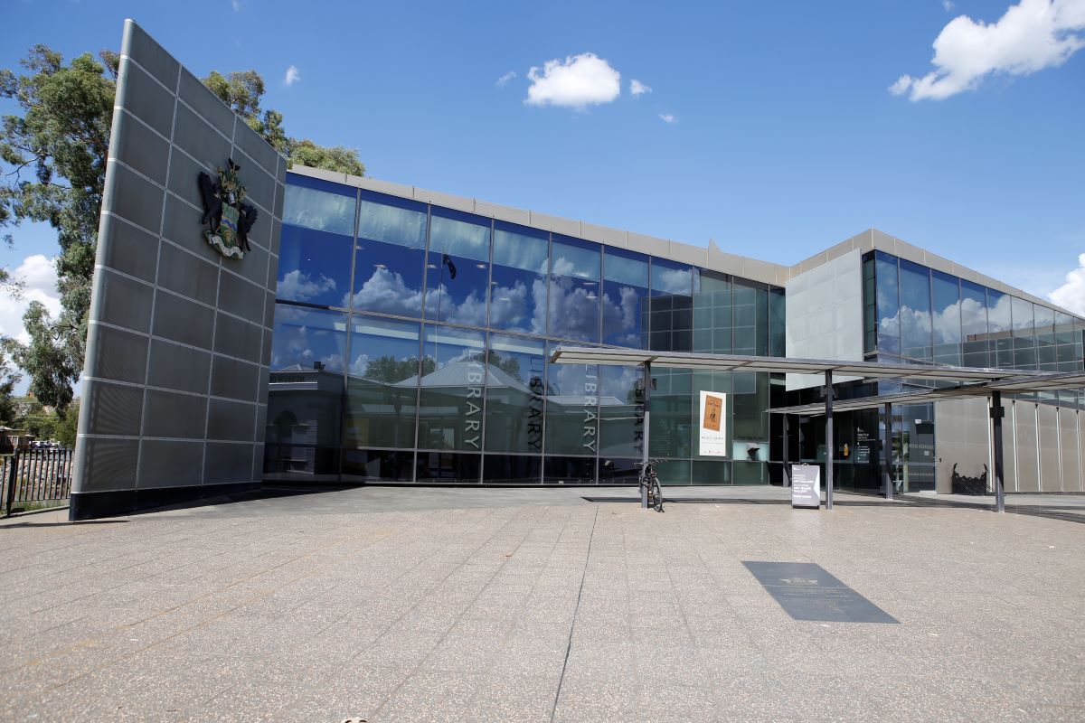Exterior image of front entrance to Wagga City Council building