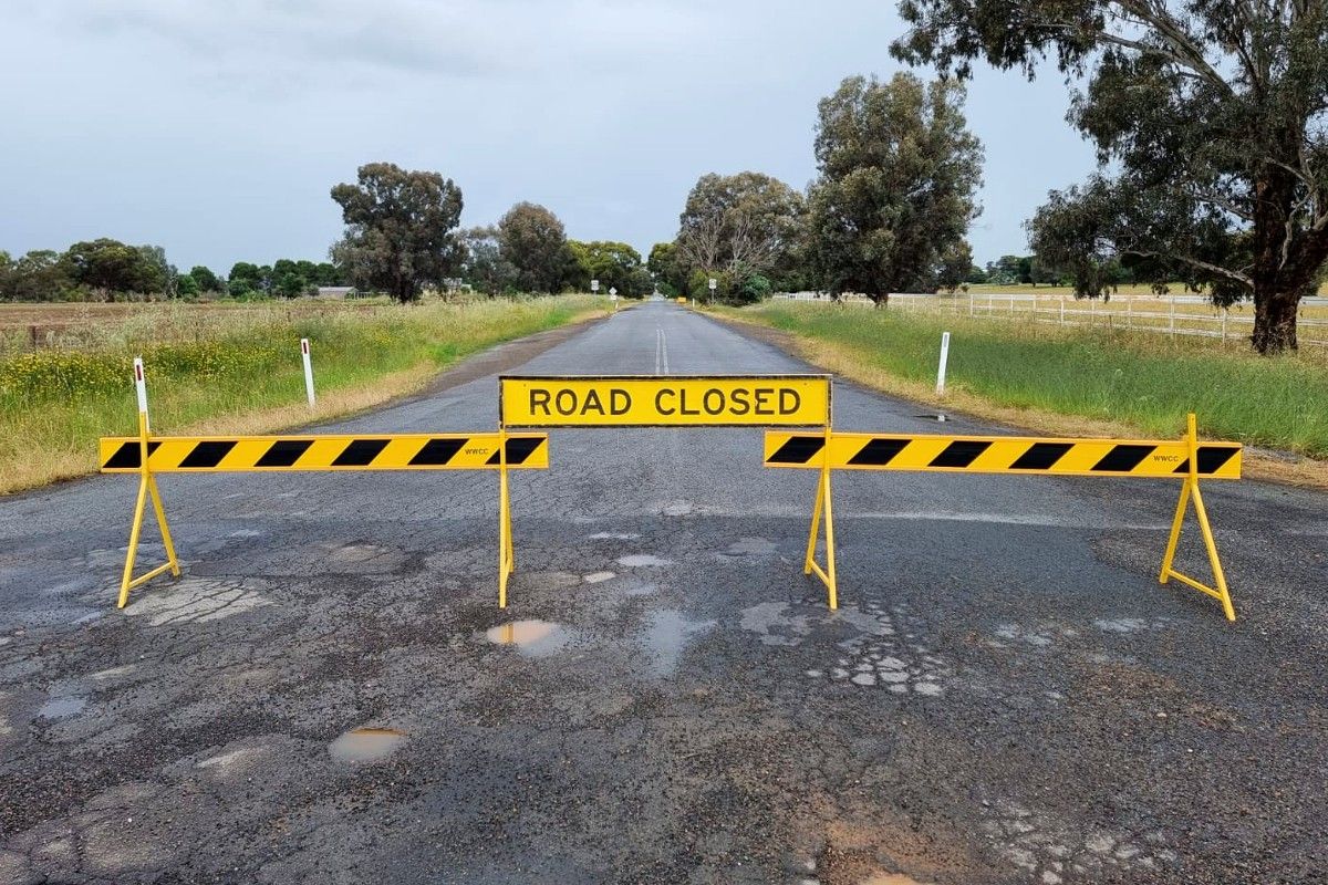 Road closed sign on Bakers Lane at Ingelwood Road end