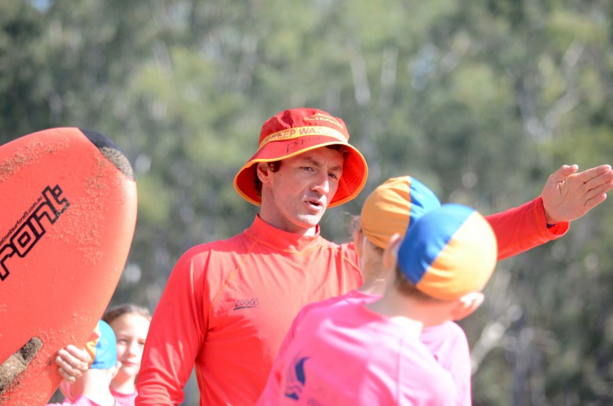 Lifeguard teaching kids