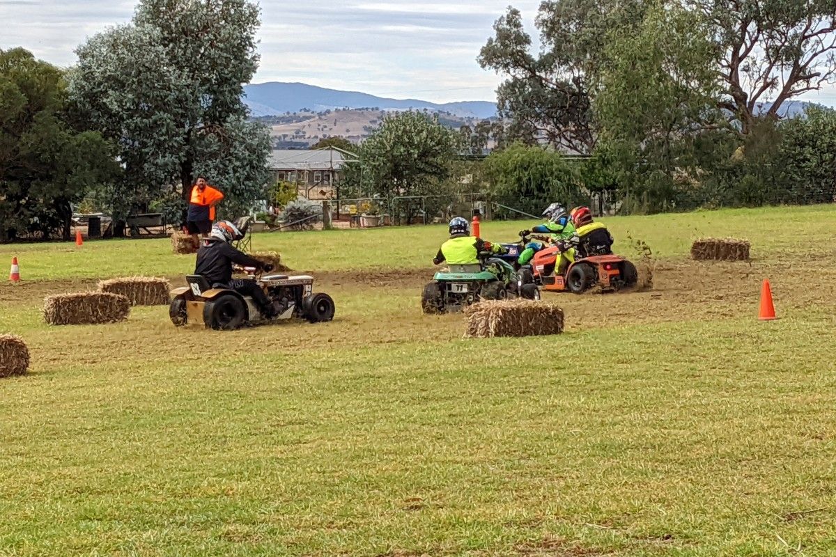 Ride on lawn mower racing