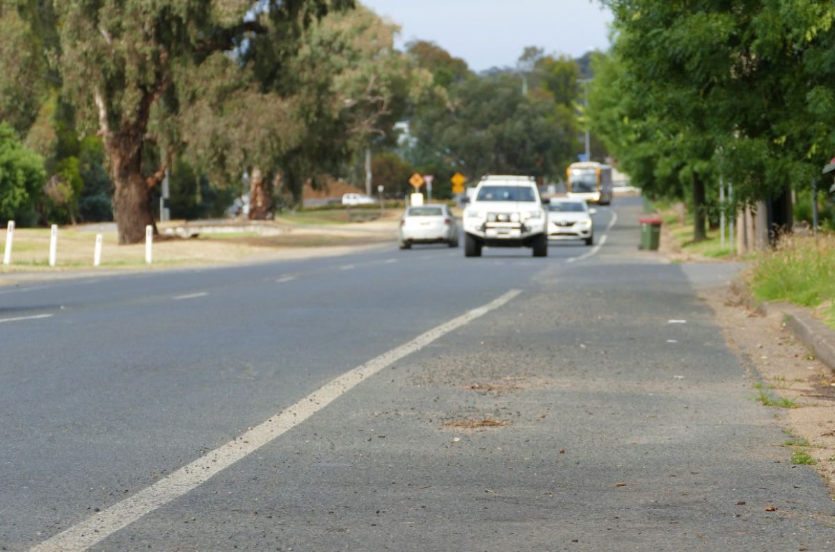 Traffic travelling in both directions on section of Kooringal Road