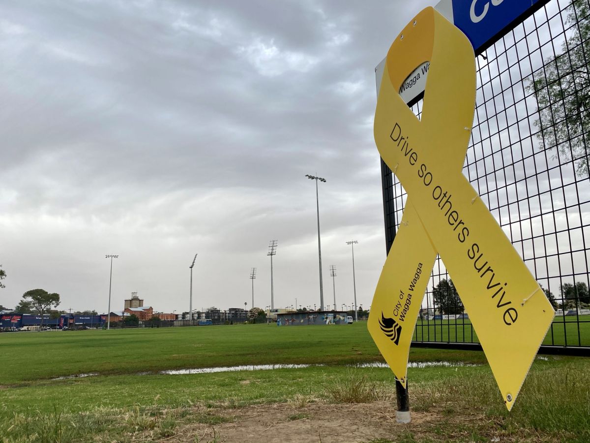 Yellow ribbon in front of an oval