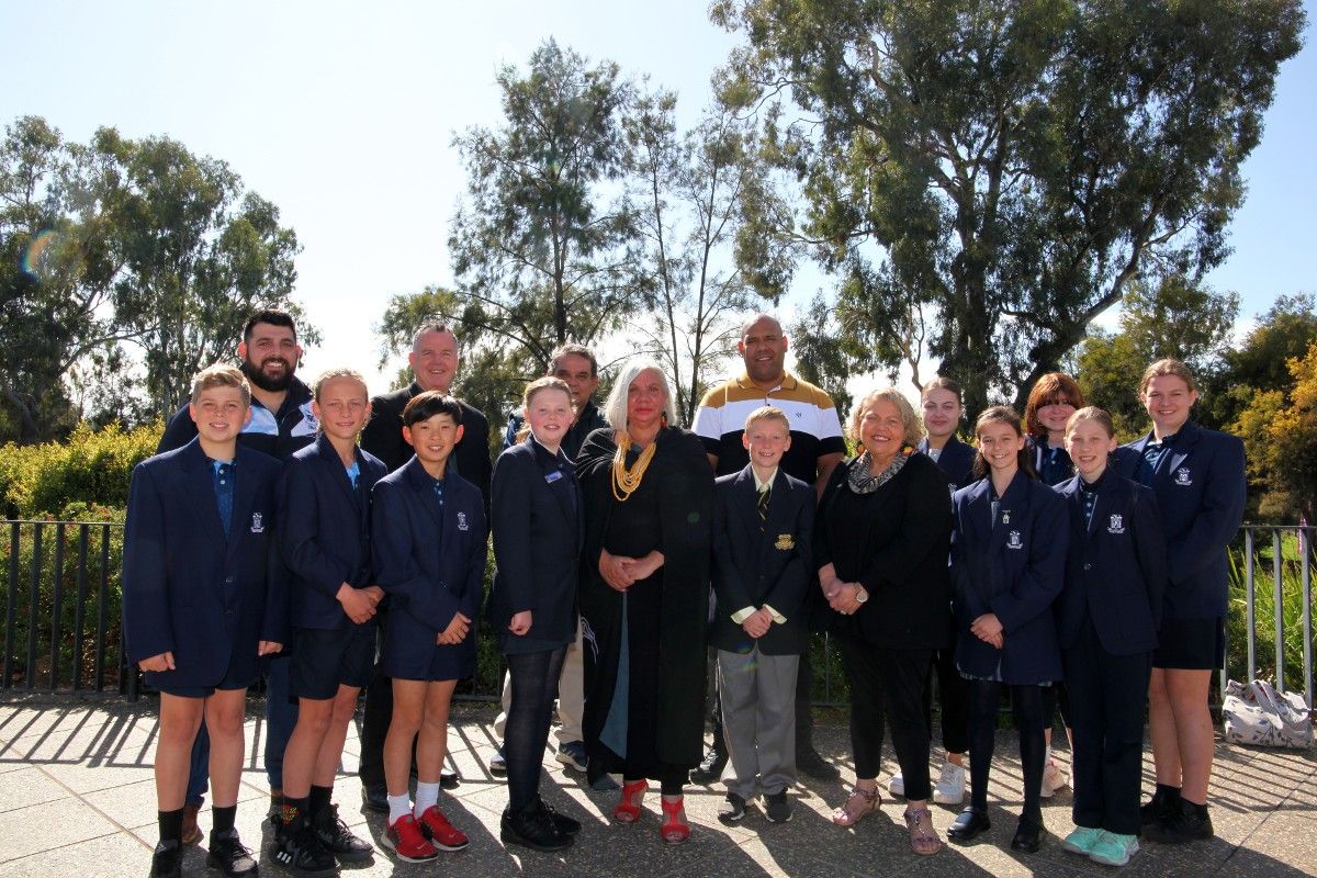 Schools pupils with Wiradjuri Elders