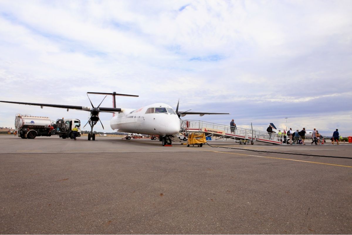 Passengers disembarking from QantasLink aircraft