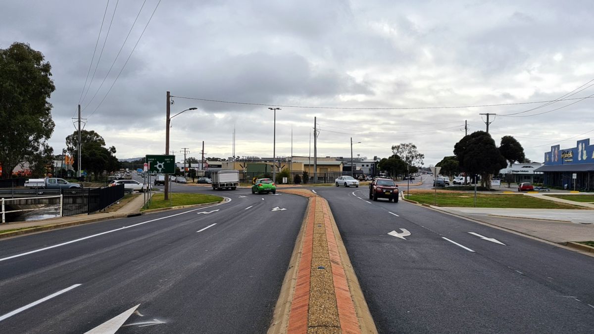 Line marking on road leading to Dobney Ave Pearson St roundabout