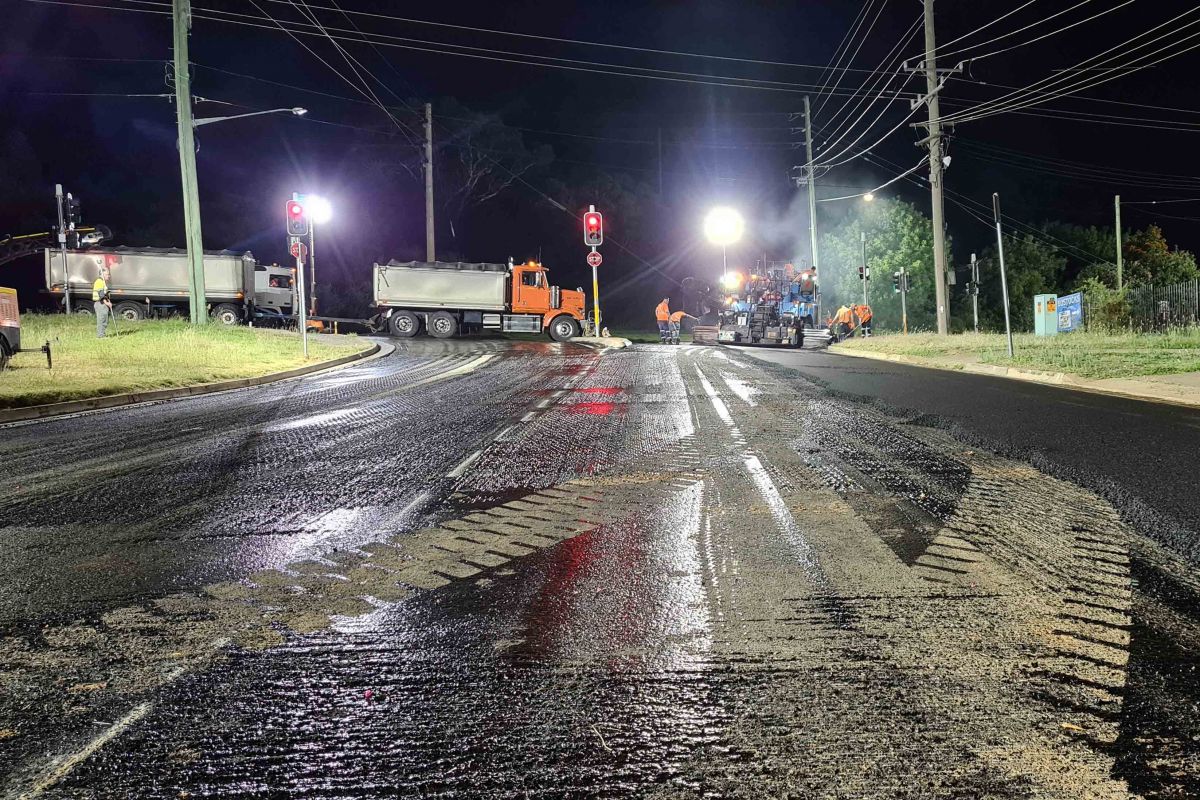 Night works asphalting in Copland Street / Lake Albert Road