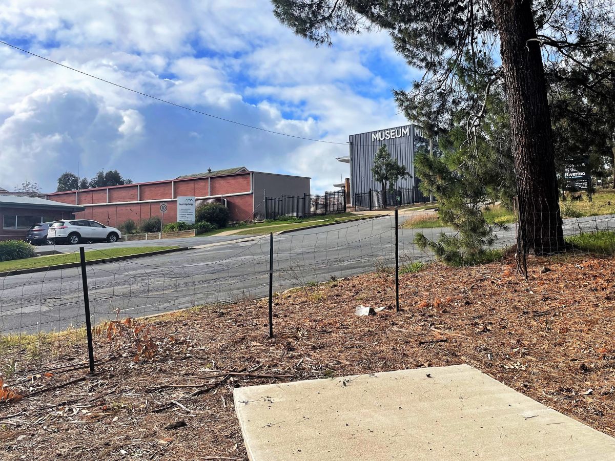 Footpath ends a few metres before Lord Baden Powell Drive, Museum of the Riverina in the background on the other side of the road