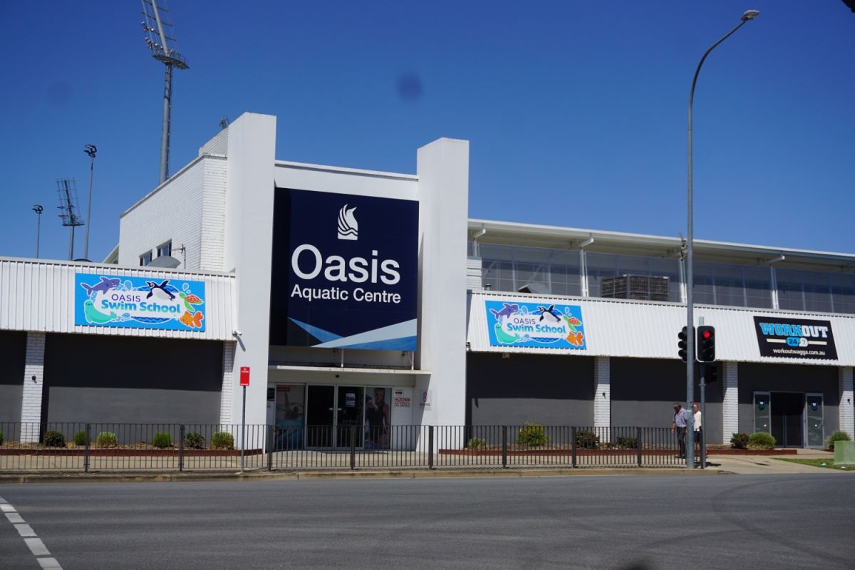 An outside view of the Oasis Aquatic Centre, including Workout Wagga.