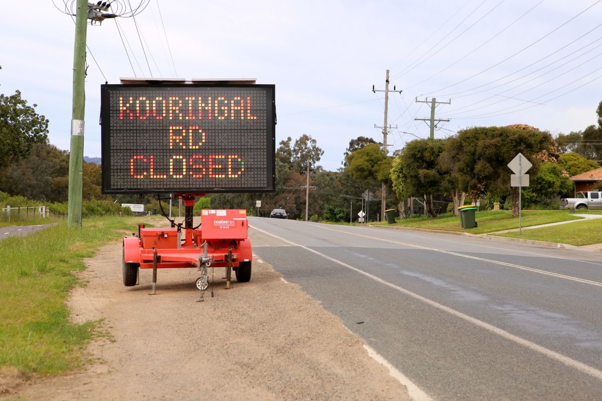 Electronic Sign saying Kooringal Road Closed