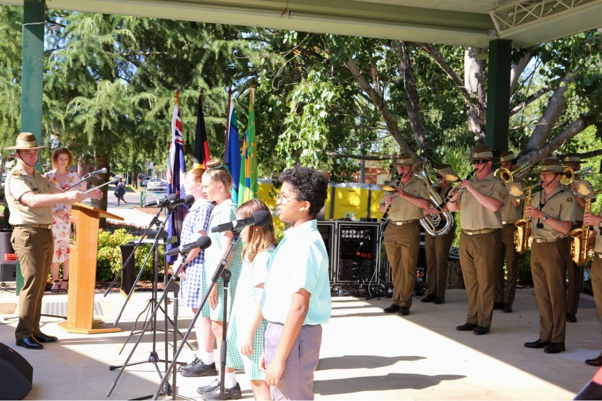 Army Bandmaster, four young singers, Army Band musicians