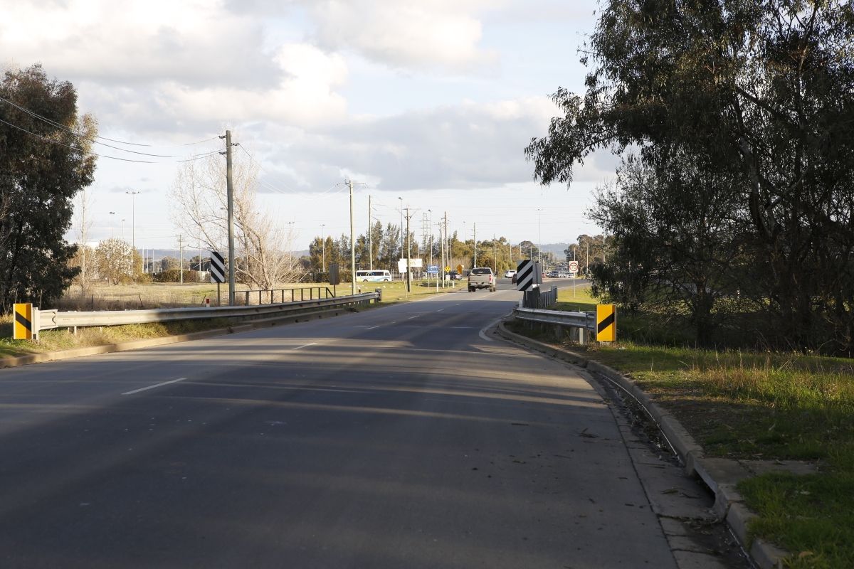 Photo taken of Kooringal Road crossing Marshalls Creek Bridge, looking south