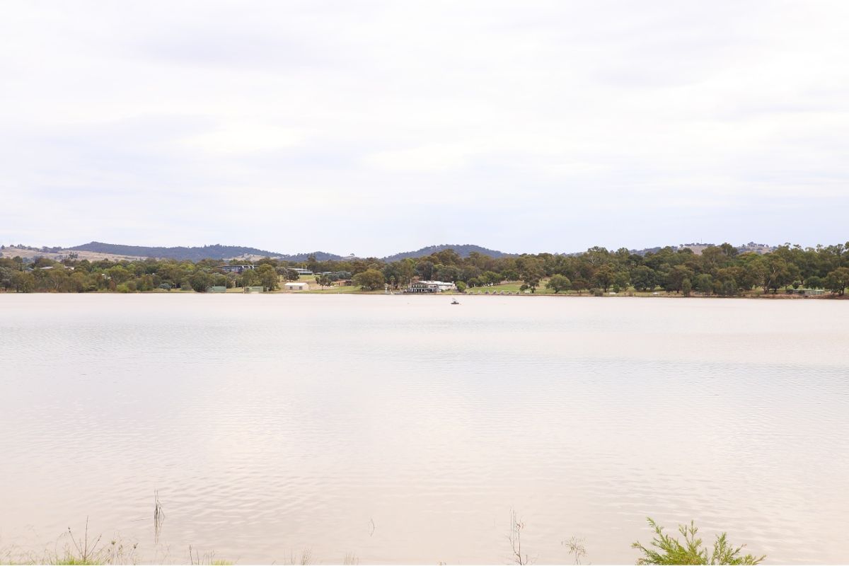 wide shot of lake albert with Boat Club in background