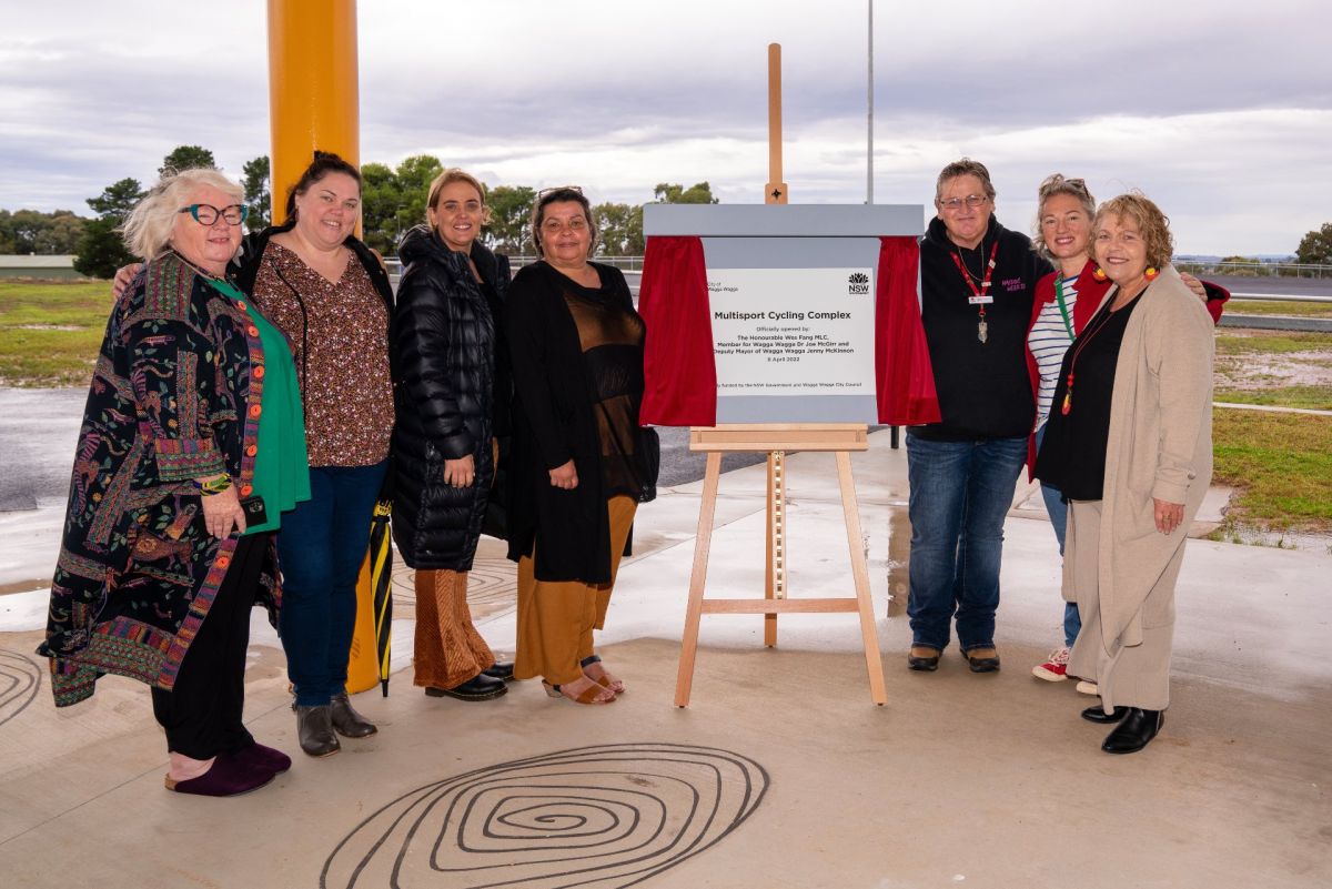 Wiradjuri women and Council women standing around plaque