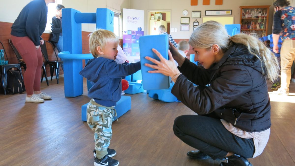 Library staff and kids during 'Build' program visit to Oura