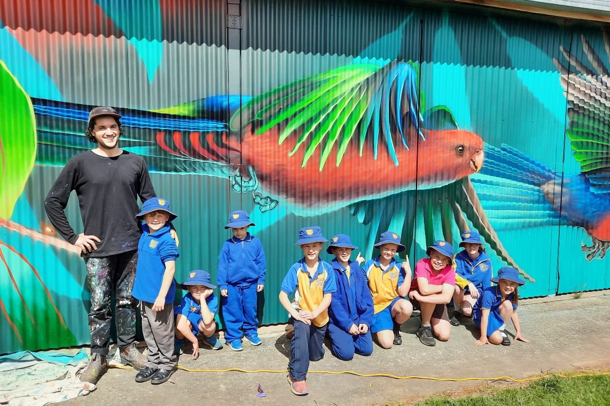 Students from Humula Public School visited Alex Sugar while he was painting the mural on the external walls of the Humula Bush Fire Brigade Shed. 