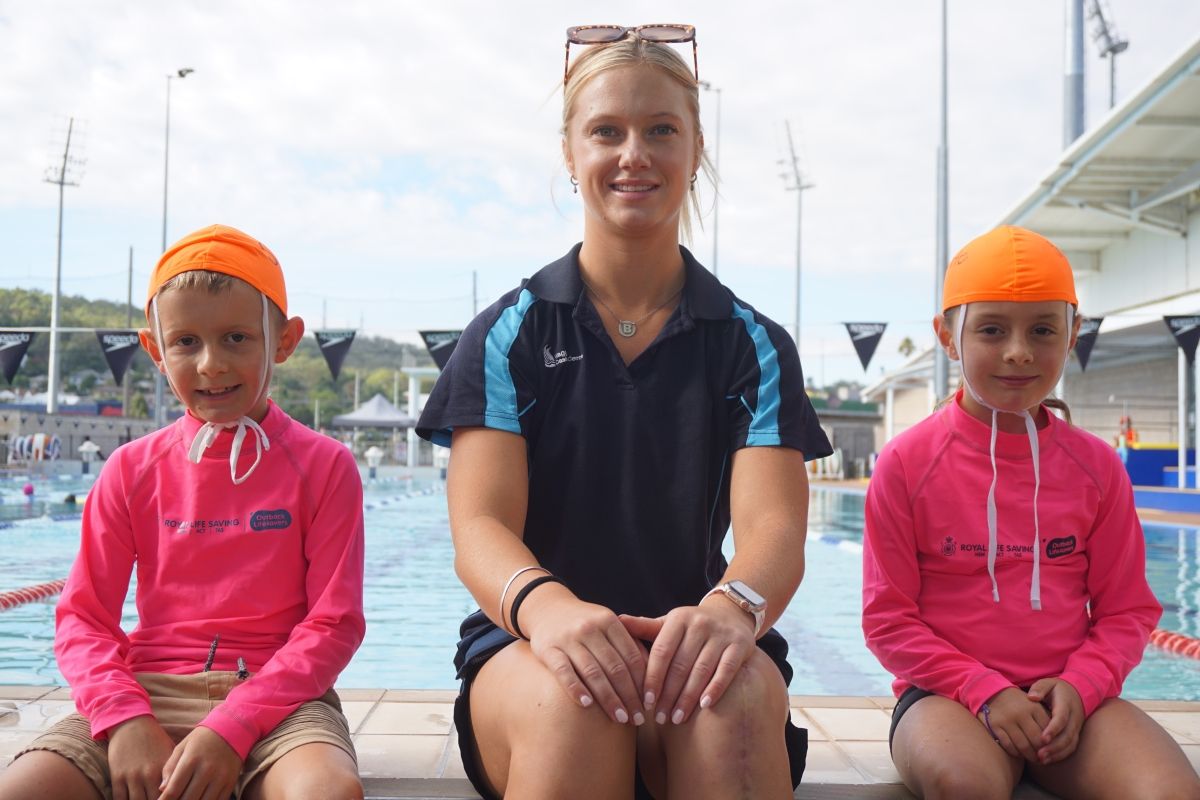 Oasis Swim School Team Leader Breanna Wendt with Sam McMullen (left) and Bronte McMullen (right), two of 32 2025 Outback Lifesavers' students.